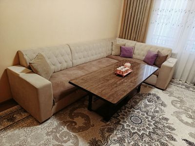 Качественный гостиный уголок со столом и с подушками продается.