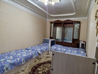 Oq toshda oilaviy dam olish uchun mòljallangan hostel uyi.
