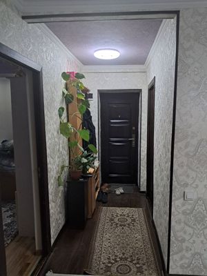 Uy sotiladi radugada karzinkani orqa tarafida 2 dom 3 xonali 3 etajda