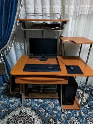 компютеры и компьютерный стол