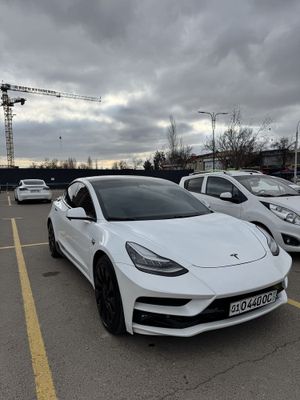 Tesla model 3 toshkentda bita