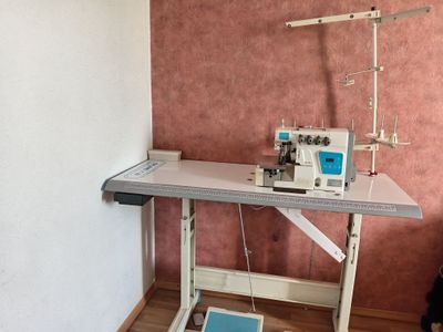 Averlok va tug'ri chok tikuv mashinasi uyda ishlatilgan yaxshi holatda