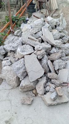Beton boʻlaklari.