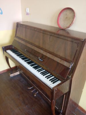 yaxshi ishlangan pianino sotaman