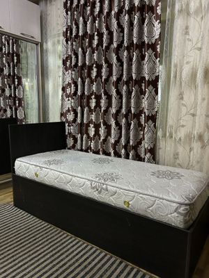 Продаю стол и кровать односпальную с матрасом