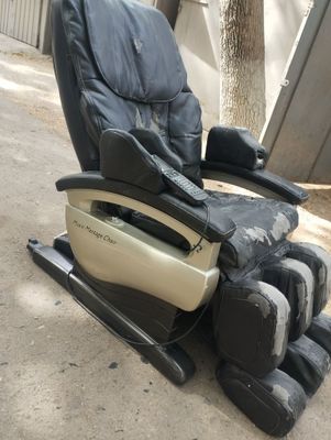 Massaj qiladigan kreslo sotiladi