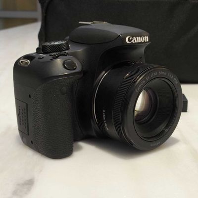 Canon 800D + объектив 50mm f/1.8 — отличное состояние, готов к съёмке!