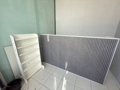 бар и шкаф полни 3та нарса