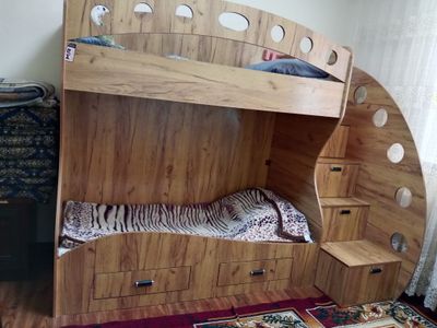 2 Qavatli bolalar uchun divan sotiladi !