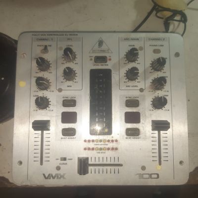 Behringer vmx100