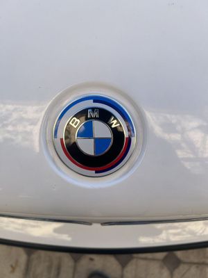 Bmw moshinalari uchun yengi emblemala