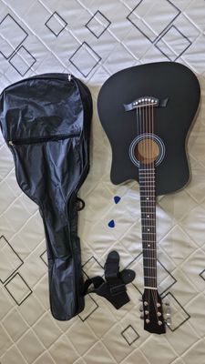 Gitara yangi va judayam yaxshi musiqa asbobi