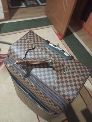 Чемодан большой ручка порвана