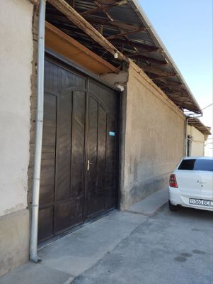 Uy sotiladi srochna xovli hajmi 5 6 sotix masif 6 da