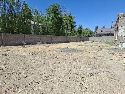Кибрайда 6 соток ер сотилади.Булиб сотиш варианти бор. Улчами 24 х 25м