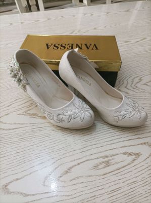 Vanessa tofli oq rangi 40 razmer 80.000 kelishamiz