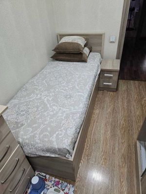Комплект мебели - кровать, стол, шифоньер