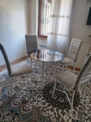 Oshxona uchun shisha stol va 4 ta stul - komplekt