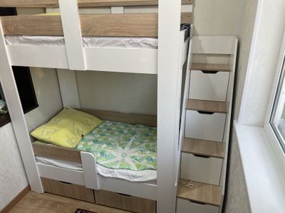 продам двух ярусную детскую кровать
