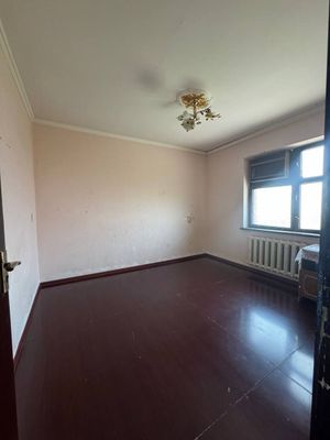 Продаётся 2х ком квартира в чирчике 4 этаж около центрального базара