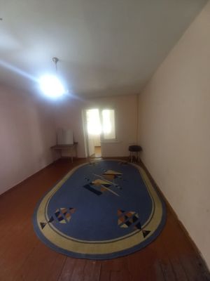 сдаётся 1 ком кв в чирчике около танковый училище 1 этаж дом кирпичный