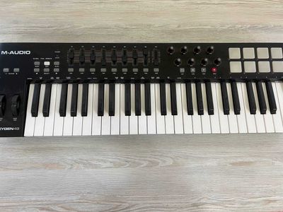 Продаю MIDI-клавиатуру M-Audio Oxygen 49