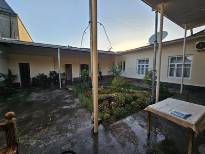 Продаётся дом участок.4 соток вдоль дороги.