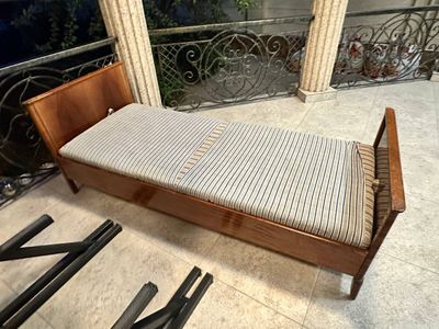 продается кровать из ореха, старая, но хорошая