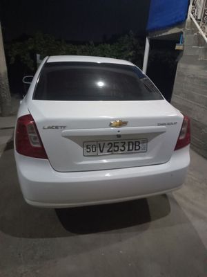Lacetti 1.8 sotiladi