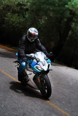 CFMOTO 250SR sport poygachi yangi model bardoshli va chaqqon