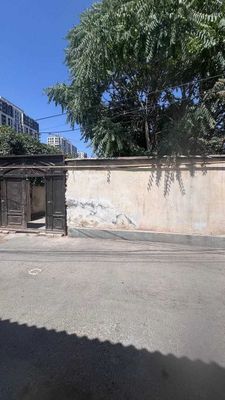 в Мирабадском 1.5 соток фасад 8 метров дом 2 комнаты