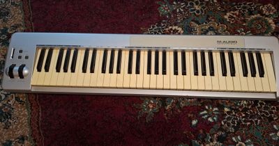 MIDI клавиатура M-Audio 61es USB