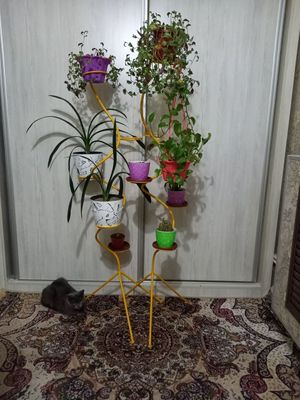 Продается металлическая подставка для цветов