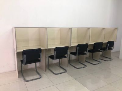 Mebel stul sotiladi qziqan odamga kelishtrib beriladi holati yangi