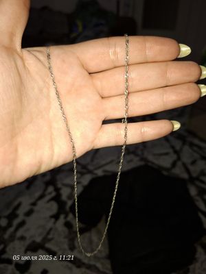 Серебряная тоненькая цепочка .