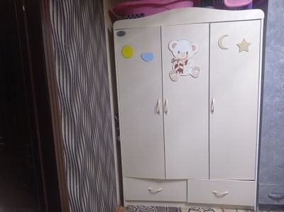 Bolalar shkafi sotiladi. Xolati yaxwi. Narxi 850 ming sum