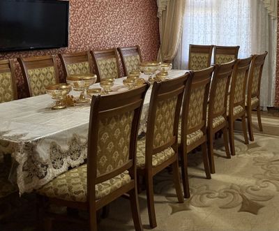 16кишилик б/у стол стулья сотилади