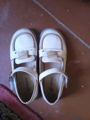 Juda qulay poshnasi past tufli.Hamma joyga kiyasiz
