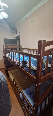 детская двухъярусная деревянная кровать