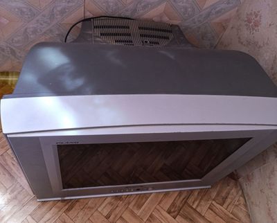 Televizor sotiladi