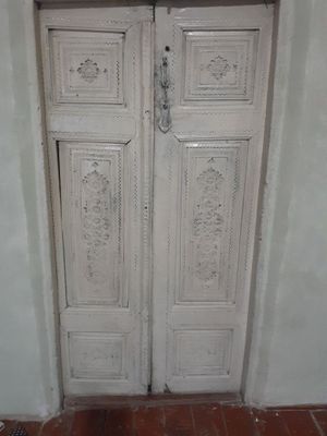 Qadimgi yogoch eshik sotiladi holati yaxwi