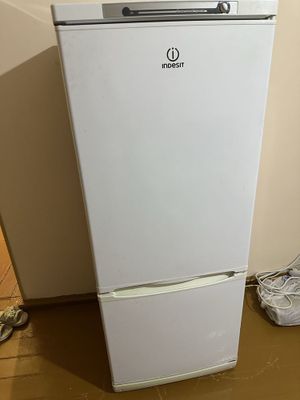 Продается двухкамерный холодильник indesit sb 15020