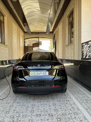 Tesla Model L 2021 bir qol