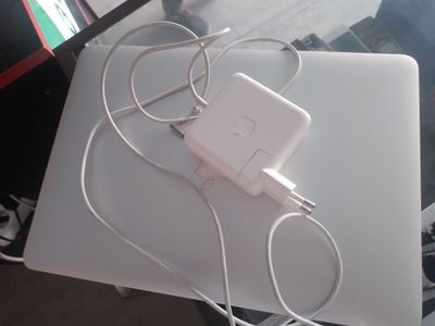 MacBook sotiladi
