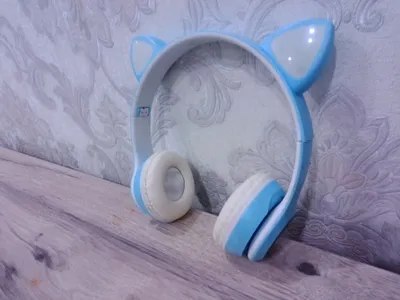 НАУШНИКИ легко приключаются голубые,светятся