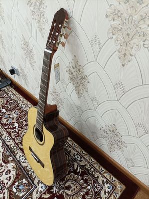 Gitara Cort Made in Indonesia Ekvalayzer Tuner