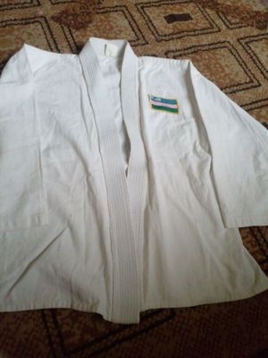 Karate kiyimilar oq rangda