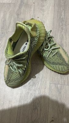 Yeezy boost  sotilyabdi