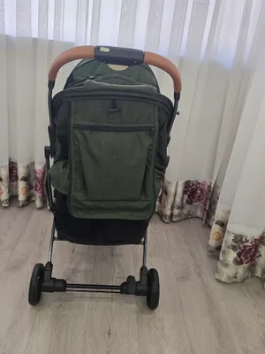 коляска детская зелёного цвета