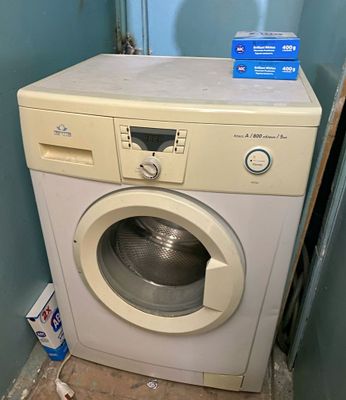 Shaxriston metro oldida 1 kishi kerak
